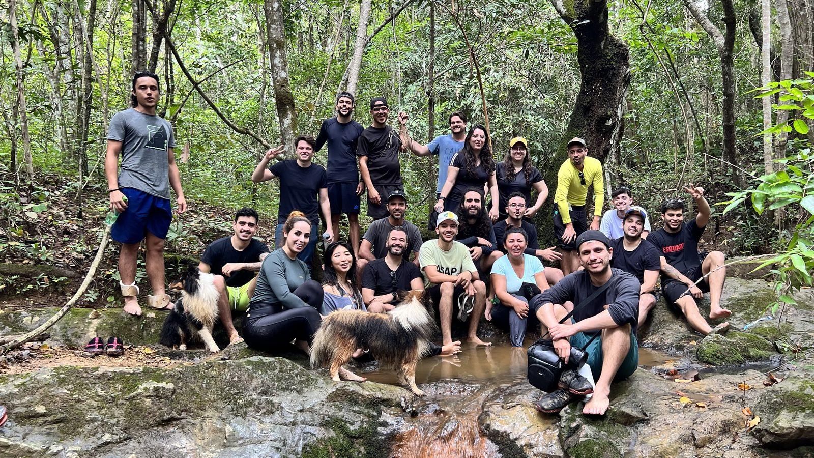 Grupo da Imersão do Mato reunido na mata, junto a uma cachoeira, em fevereiro de 2023