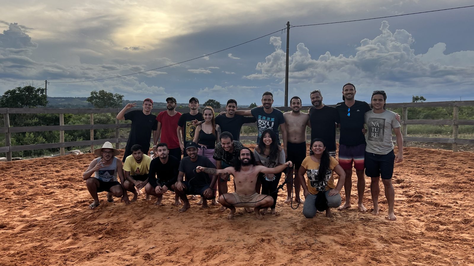Grupo da edição de fevereiro de 2023 reunido no picadeiro de areia